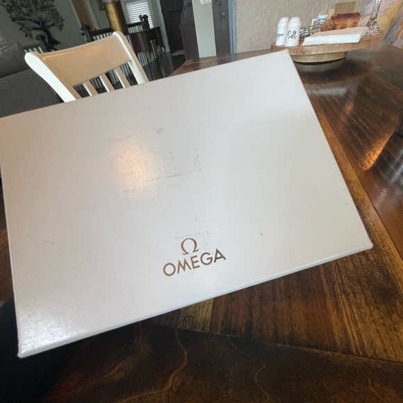 COPY - TheOMEGADeVillePrestigeclassic
features a two-tone mother-of-pearl dial/… - Picture 3 of 11